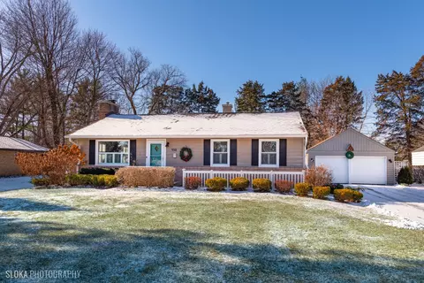 430 Country Club Rd, Crystal Lake, IL 60014