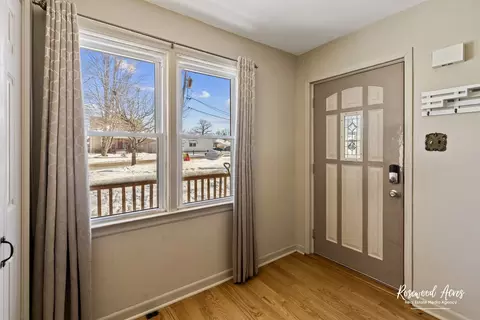 Entry Way - 831 N River Dr, Kankakee, IL 60901 photo 1 of 2