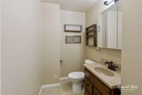 Bath - 831 N River Dr, Kankakee, IL 60901 photo 2 of 3