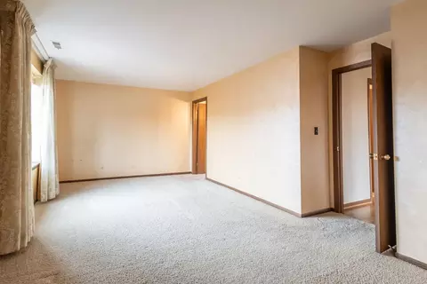 Living - 711 S River Rd #507, Des Plaines, IL 60016 photo 5 of 5