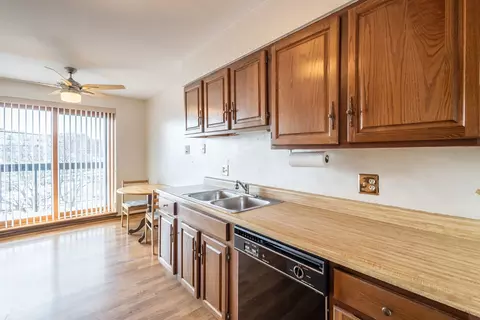 Kitchen - 711 S River Rd #507, Des Plaines, IL 60016 photo 2 of 5