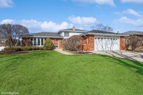 422 79th St, Willowbrook, IL 60527