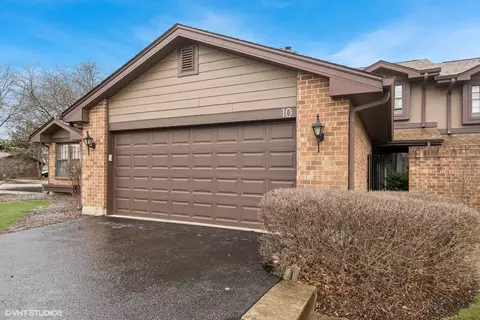10 Indian Trail Dr, Westmont, IL 60559