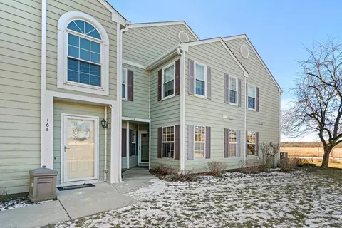 16 Taft Ct #A, Streamwood, IL 60107