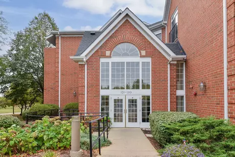 123 Hunt Club Dr #123, Saint Charles, IL 60174