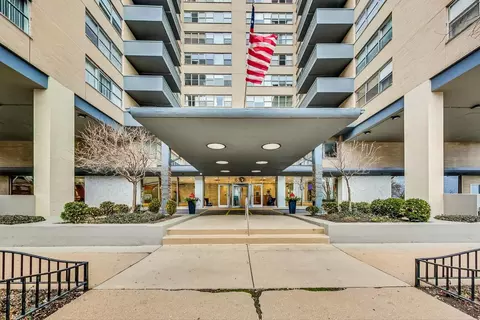 6301 N Sheridan Rd #4A, Chicago, IL 60660