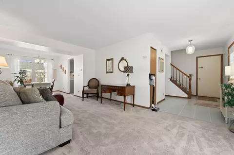 6251 Eagle Ridge Dr, Gurnee, IL 60031 photo 4