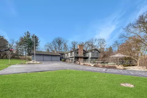 475 Duck Pond Ln, North Barrington, IL 60010