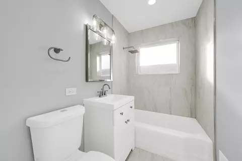 Bath - 7743 S Spaulding Ave, Chicago, IL 60652 photo 1 of 3