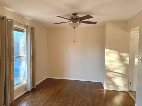 Living - 4406 Ashley Dr, Mchenry, IL 60050 photo 3 of 4