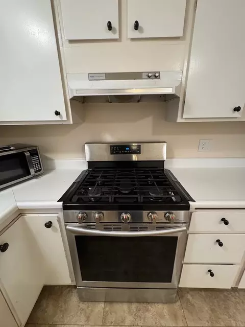 Kitchen - 4406 Ashley Dr, Mchenry, IL 60050 photo 3 of 4
