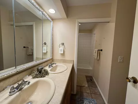 Bath - 4406 Ashley Dr, Mchenry, IL 60050 photo 2 of 4