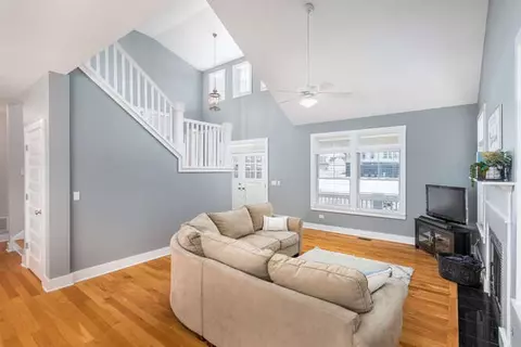 Living - 7 Windward Way, Ottawa, IL 61350 photo 2 of 6
