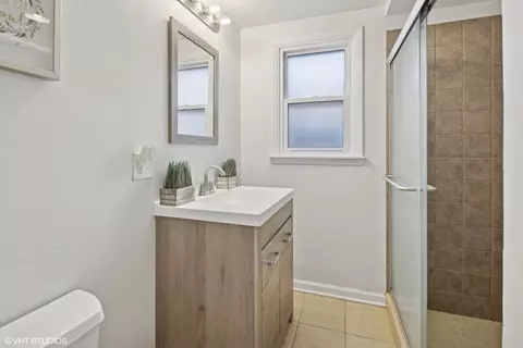 Bath - 464 N Artesian Ave, Chicago, IL 60612 photo 1 of 2