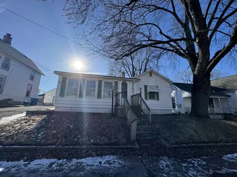 916 W 4th St, Dixon, IL 61021