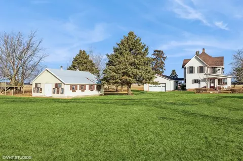 4535 W Prairie Rd, Freeport, IL 61032