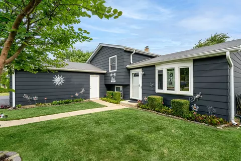 2410 Plum Tree Rd, Lindenhurst, IL 60046