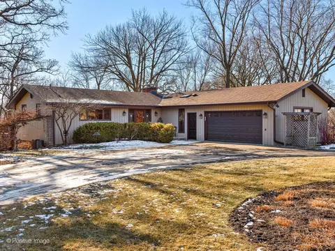 6 Acorn Dr, Hawthorn Woods, IL 60047