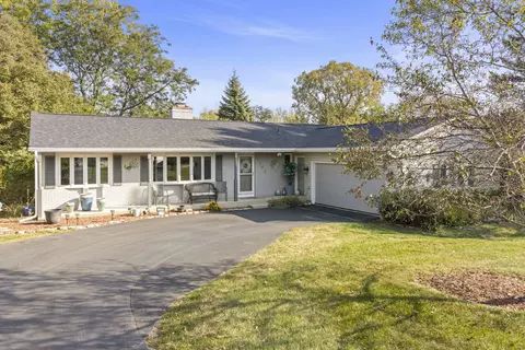 1302 Surrey Ct, Algonquin, IL 60102