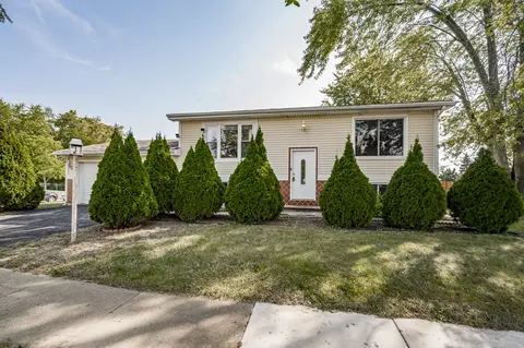 100 Delaware Dr, Bolingbrook, IL 60440