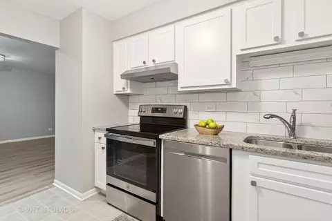 Kitchen - 1500 Harbour Dr #1F, Wheeling, IL 60090 photo 2 of 2
