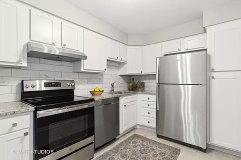 Kitchen - 1500 Harbour Dr #1F, Wheeling, IL 60090 photo 1 of 2