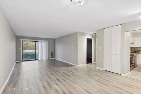 Living - 1500 Harbour Dr #1F, Wheeling, IL 60090 photo 2 of 4