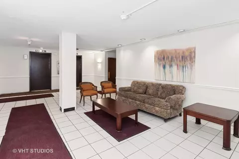 Living - 1500 Harbour Dr #1F, Wheeling, IL 60090 photo 1 of 4
