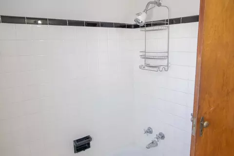Bath - 100 Pine Ave #6, Riverside, IL 60546 photo 4 of 4