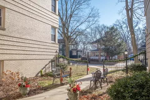 Exterior - 100 Pine Ave #6, Riverside, IL 60546 photo 2 of 18