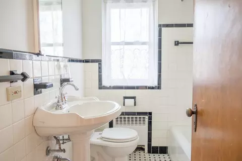 Bath - 100 Pine Ave #6, Riverside, IL 60546 photo 1 of 4