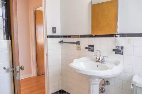Bath - 100 Pine Ave #6, Riverside, IL 60546 photo 2 of 4