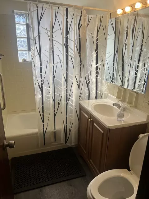 Bath - Undisclosed, Chicago, IL 60628 photo 1 of 2