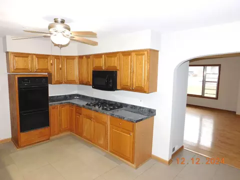 Kitchen - 2570 Plainfield Rd, Joliet, IL 60435 photo 2 of 3