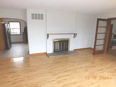 Living - 2570 Plainfield Rd, Joliet, IL 60435 photo 2 of 4