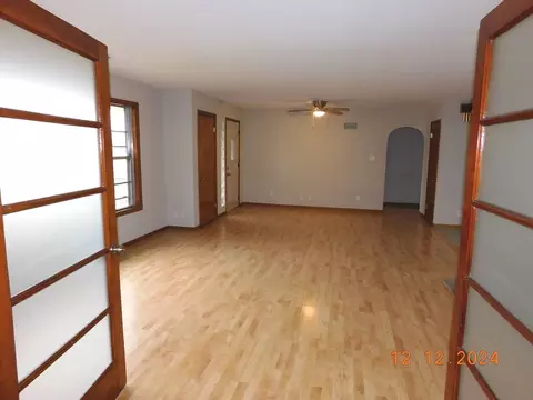 Living - 2570 Plainfield Rd, Joliet, IL 60435 photo 3 of 4