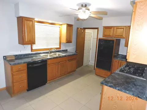 Kitchen - 2570 Plainfield Rd, Joliet, IL 60435 photo 3 of 3