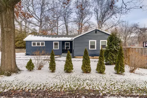 75 S 1st St, Gurnee, IL 60031