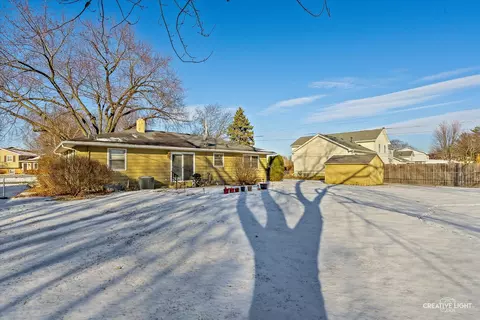 Exterior - 811 Westgate Dr, Aurora, IL 60506 photo 3 of 4