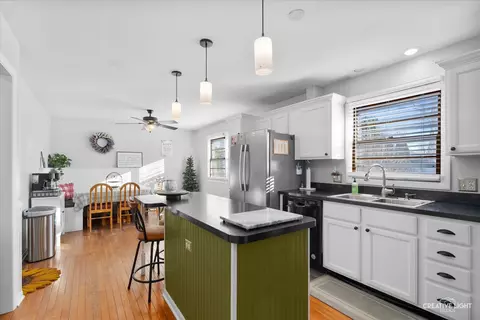 Kitchen - 811 Westgate Dr, Aurora, IL 60506 photo 2 of 5