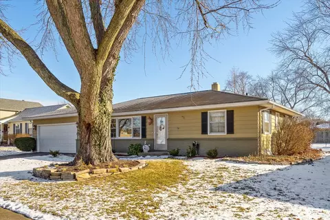 Exterior - 811 Westgate Dr, Aurora, IL 60506 photo 2 of 4