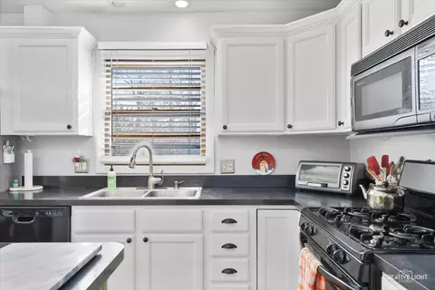 Kitchen - 811 Westgate Dr, Aurora, IL 60506 photo 1 of 5