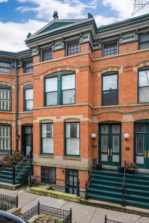 121 W Delaware Pl, Chicago, IL 60610