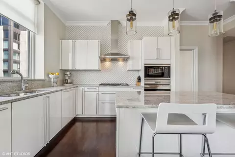 10 E Delaware Pl #33B, Chicago, IL 60611 photo 8