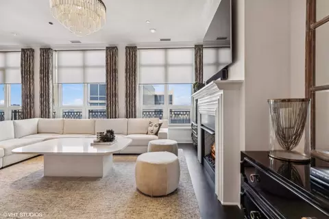 10 E Delaware Pl #33B, Chicago, IL 60611 photo 3