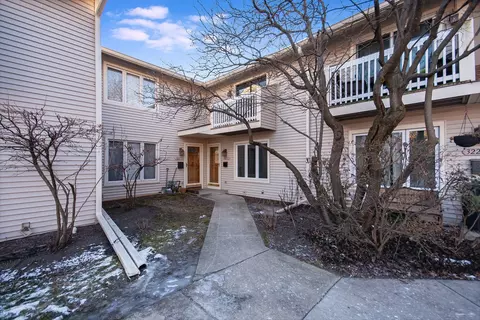3225 W Lake Ave #C, Glenview, IL 60026