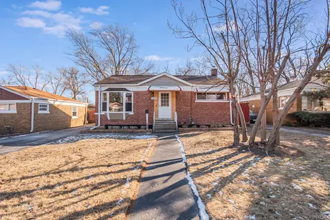 727 E Hawley St, Mundelein, IL 60060