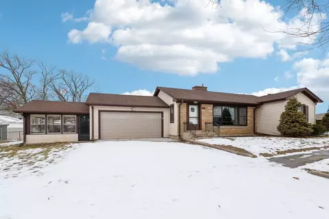 101 W Granville Ave, Roselle, IL 60172
