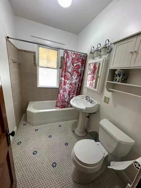 Bath - 9115 Sheridan Ave, Brookfield, IL 60513 photo 3 of 3