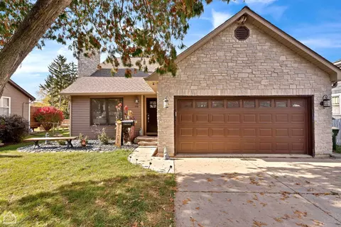 530 S 1st St, West Dundee, IL 60118